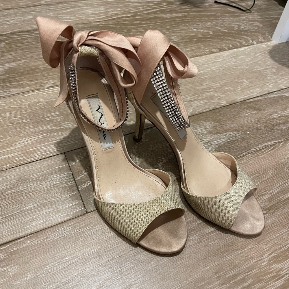 Nina bow heel